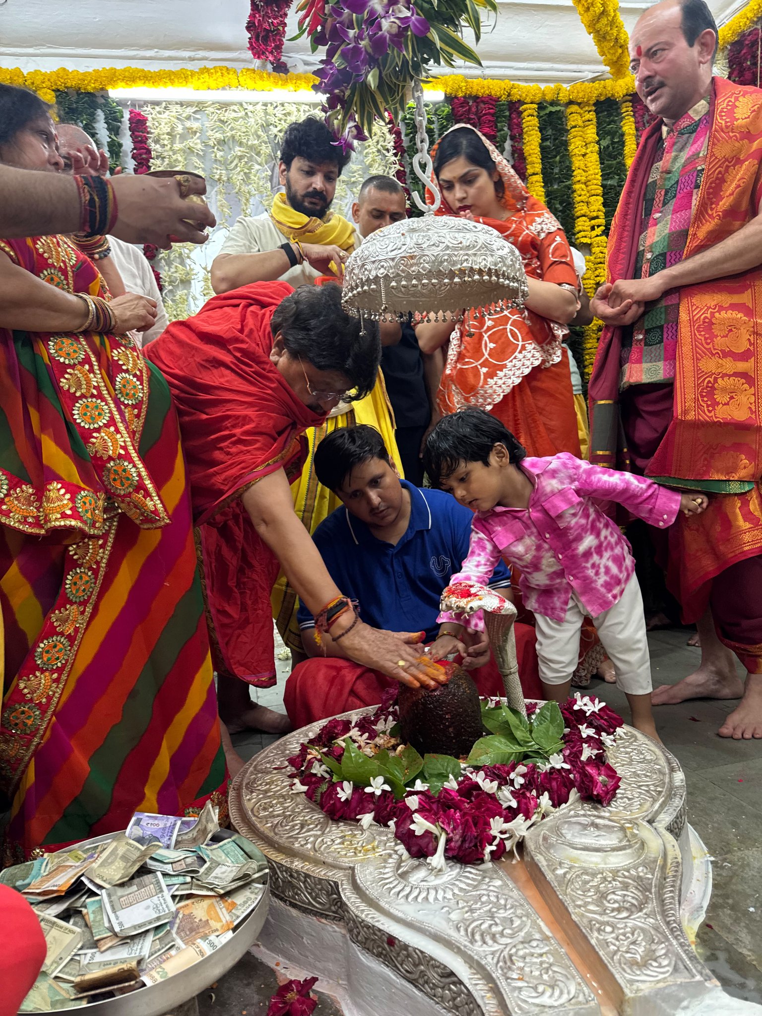 महाकाल मंदिर के बाहर धक्के खाते रहे लाखों श्रद्धालु, मंत्री कैलाश विजयवर्गीय आराम से करते रहे वीआईपी दर्शन, देखें फोटो