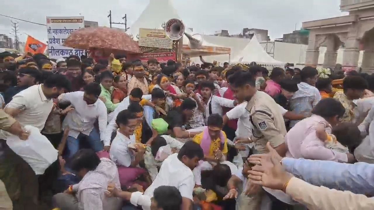 महाकाल मंदिर के बाहर धक्के खाते रहे लाखों श्रद्धालु, मंत्री कैलाश विजयवर्गीय आराम से करते रहे वीआईपी दर्शन, देखें फोटो