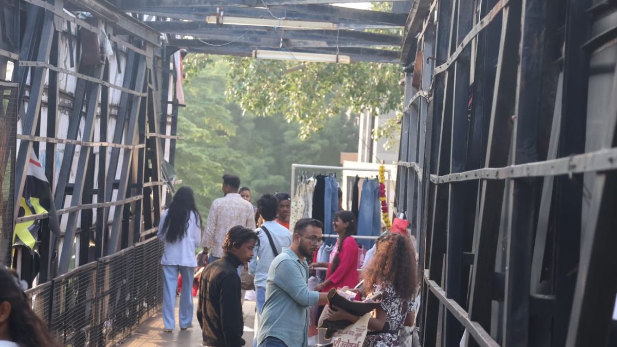 इंदौर में पैदल पुल पर दुकानदारों ने किया कब्जा, सड़क से हटाया तो ब्रिज पर लगाई दुकानें, चलने की जगह भी नहीं मिल रही