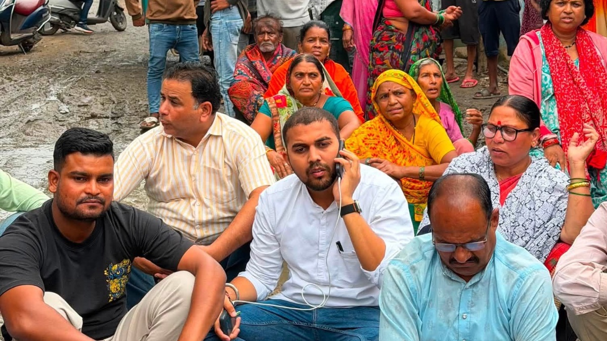 4 साल से इंदौर में अटका था सड़क का काम, कीचड़ में बैठे पार्षद तो 8 घंटे में जागा निगम, अब 2 दिन में खुलेगा रास्ता