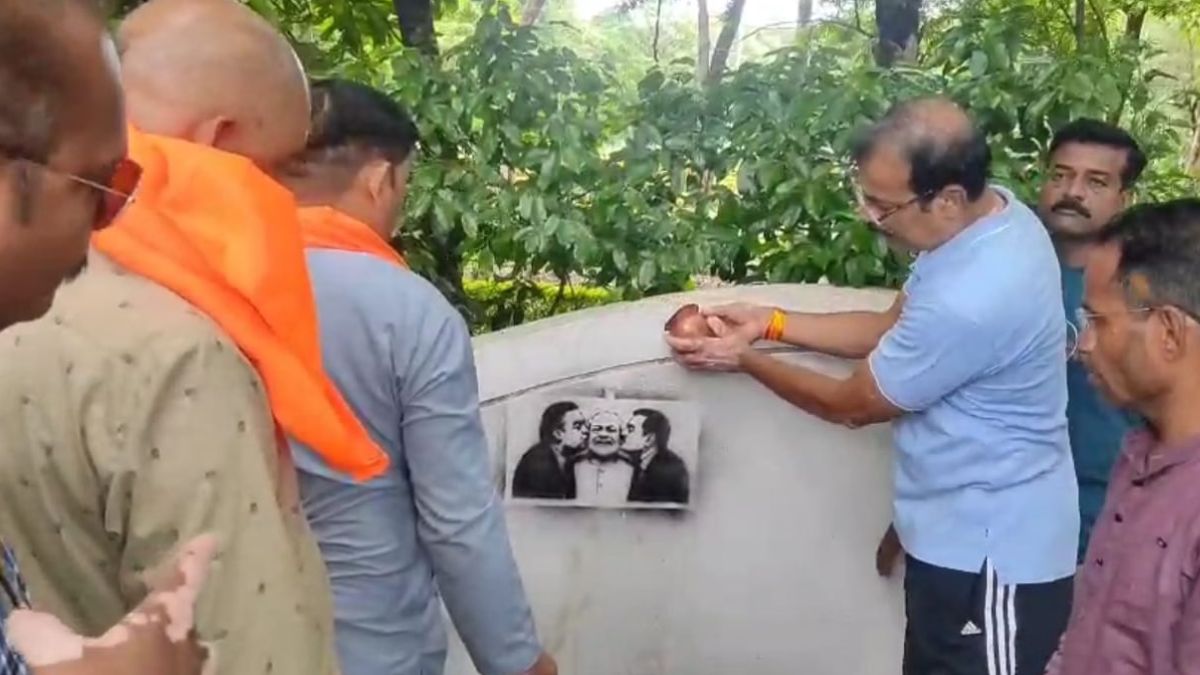 इंदौर में पीएम मोदी के आपत्तिजनक पोस्टरों से मचा बवाल, पुलिस ने अज्ञात आरोपियों पर केस दर्ज
