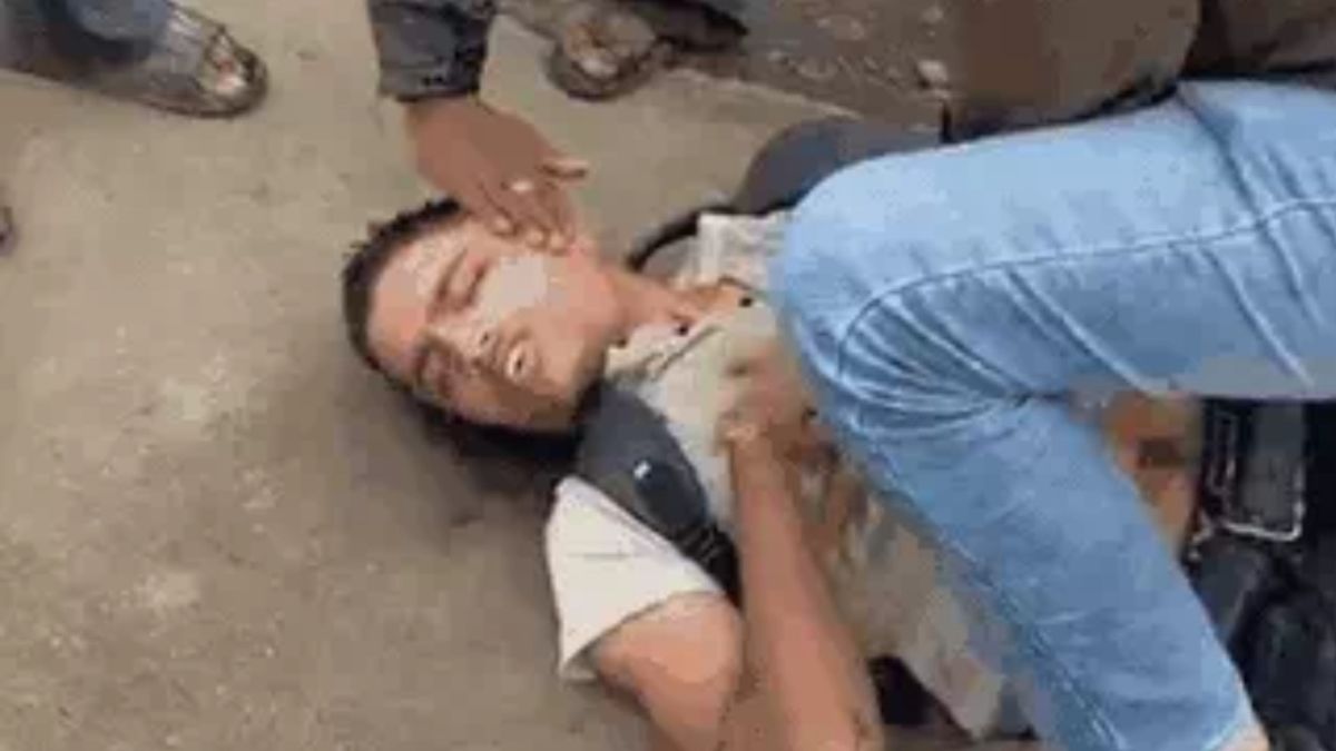 इंदौर में पुलिसकर्मियों ने सीपीआर देकर बचाई छात्र की जान, चलती बाइक से गिरकर हुआ था बेहोश