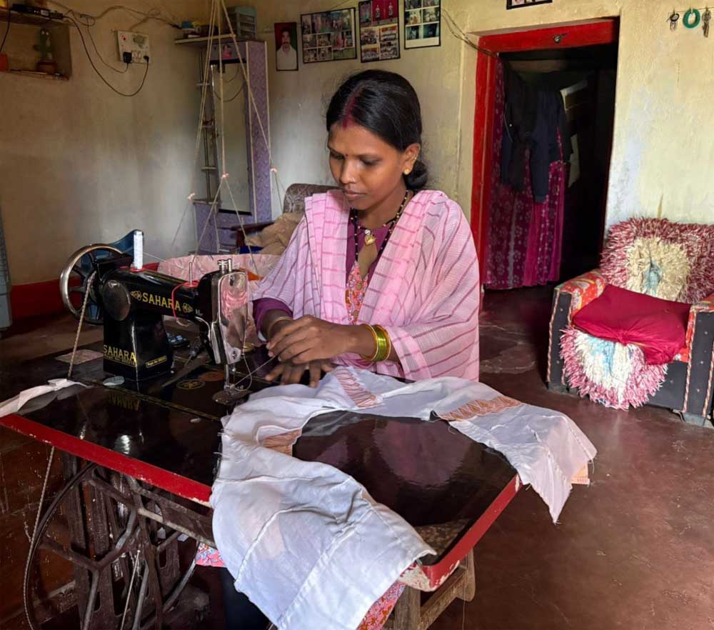 पार्वती बघेल घर बैठे कर रहीं अतिरिक्त आमदनी, छोटी बचत से संवार रहीं बेटी का भविष्य