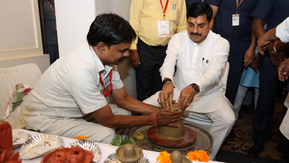 अनोखे अंदाज में दिखे सीएम मोहन यादव, चाक चलाकर बनाया शिवलिंग, बुनकरों-शिल्पियों का किया सम्मान