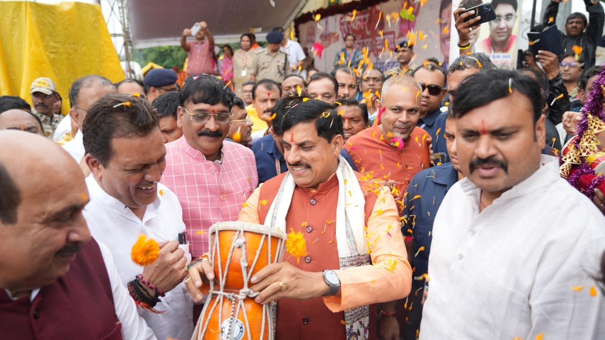 ‘बोल कांवड़िया, बोल बम…’ सीएम मोहन यादव ने कांवड़ियों पर बरसाए फूल, बजाया डमरू
