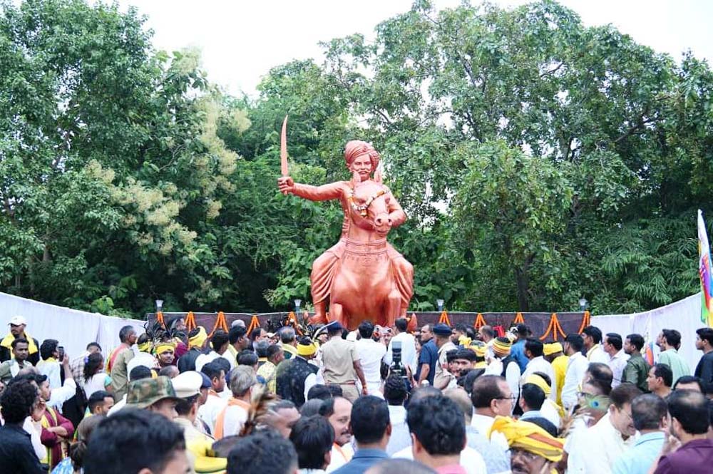 उप मुख्यमंत्री ने शहीद वीर नारायण सिंह की प्रतिमा का किया अनावरण, आदिवासी महासम्मेलन में भी हुए शामिल