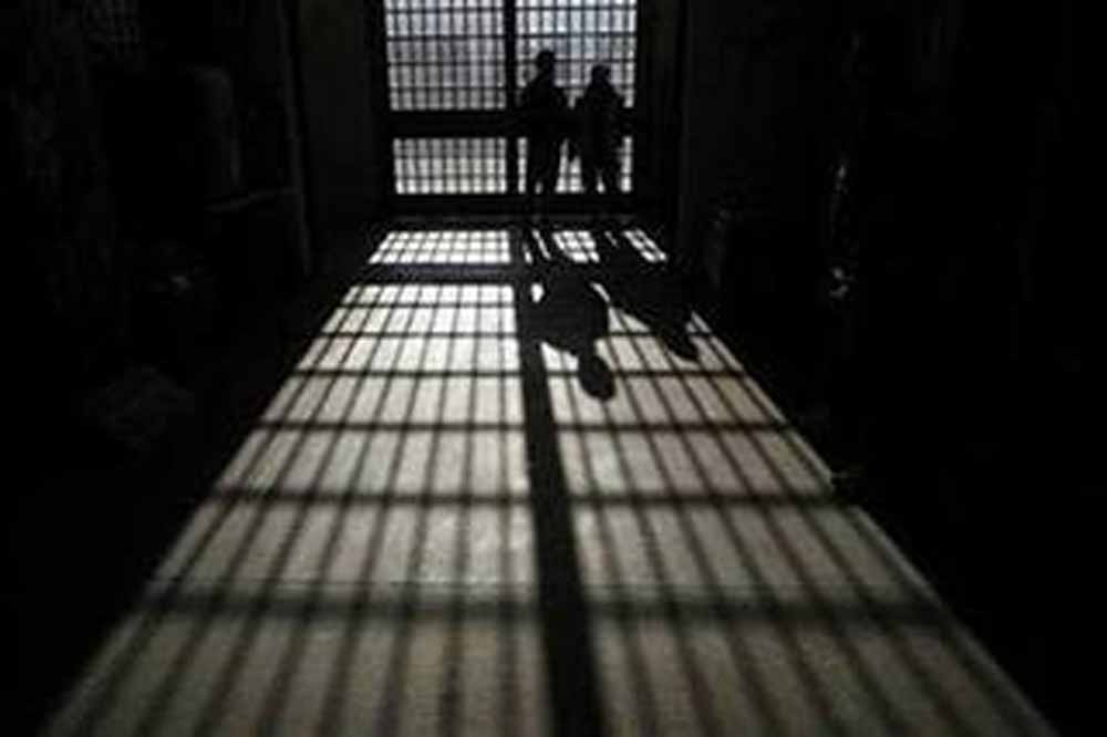 बाथरूम जाने के बहाने खुलवाई हथकड़ी, फिर पुलिसकर्मियों की आंखों में मिर्च झोंककर भागा तस्कर