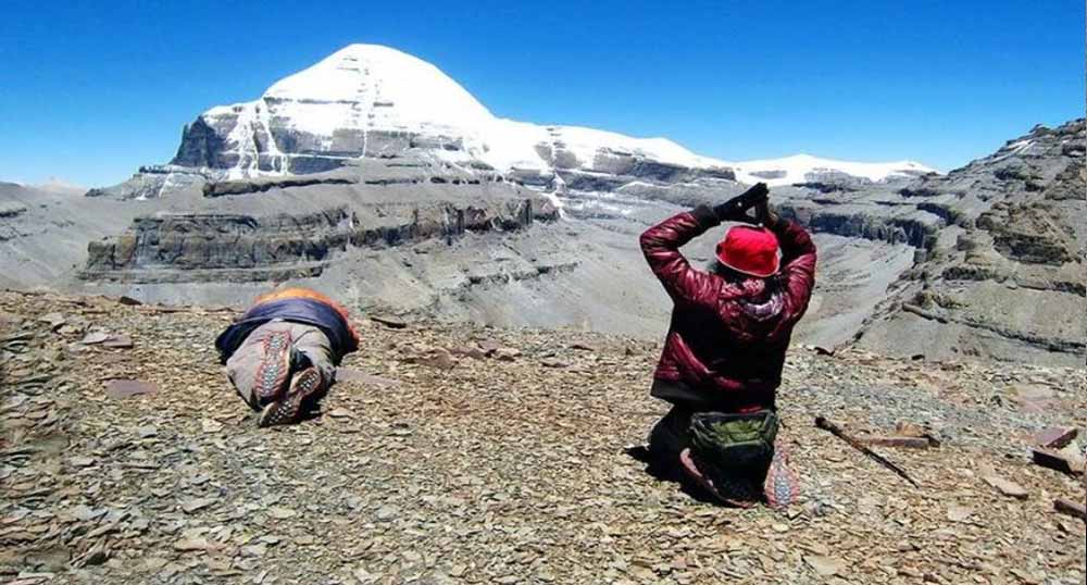 एक दिन देर से निकले तो बच गई 21 लोगों की जान! कैलाश मानसरोवर यात्रा का हैरान करने वाला संयोग