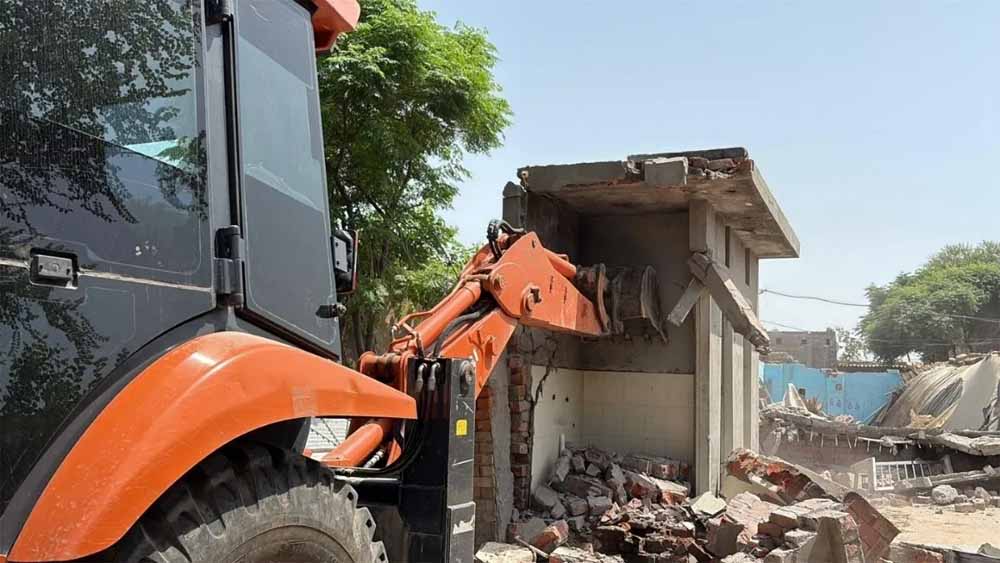 नोटिस के बाद भी नहीं मानी महिला तस्कर, बठिंडा में अवैध कब्जे पर चला बुलडोजर
