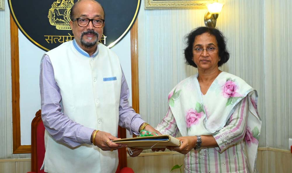 राज्यपाल डेका को लोक सेवा आयोग की अध्यक्ष सु शांडिल्य ने वार्षिक प्रतिवेदन सौंपा