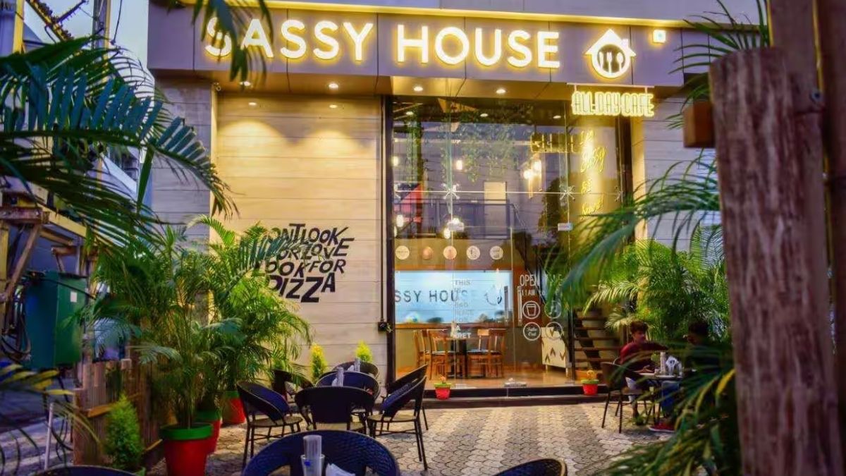 इंदौर में पुलिस को फ्री में खाना खिलाकर रात भर संचालित हो रहा Sassy House Cafe, देखें वीडियो