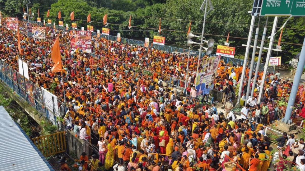सावन का पहला सोमवार, आस्था की हिलोरों से शिवमय हुआ उत्तरप्रदेश