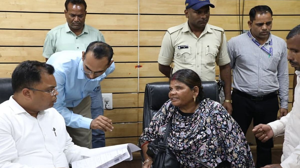 इंदौर कलेक्ट्रेट में मुफ्त में तैयार होंगे जनसुनवाई के आवेदन, गरीब और बुजुर्ग आवेदकों को मिलेगी राहत