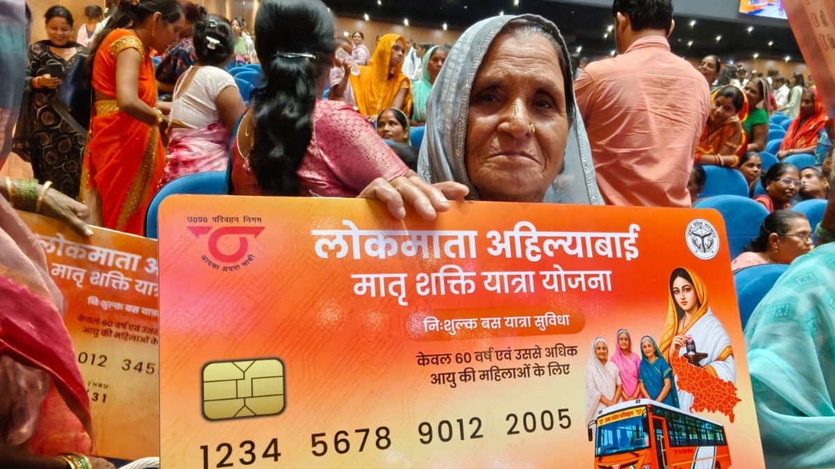 अब जब चाहे अयोध्या-काशी जाएंगे, निशुल्क सफर की सौगात पर भावुक हुईं बुजुर्ग