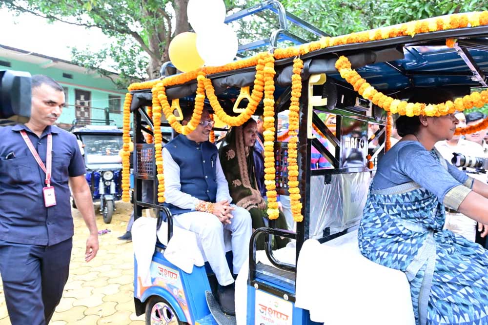 रक्षाबंधन पर ‘विष्णु भैया’ ने 50 बहनों को दिया आत्मनिर्भरता का उपहार, सौंपे ई-रिक्शा