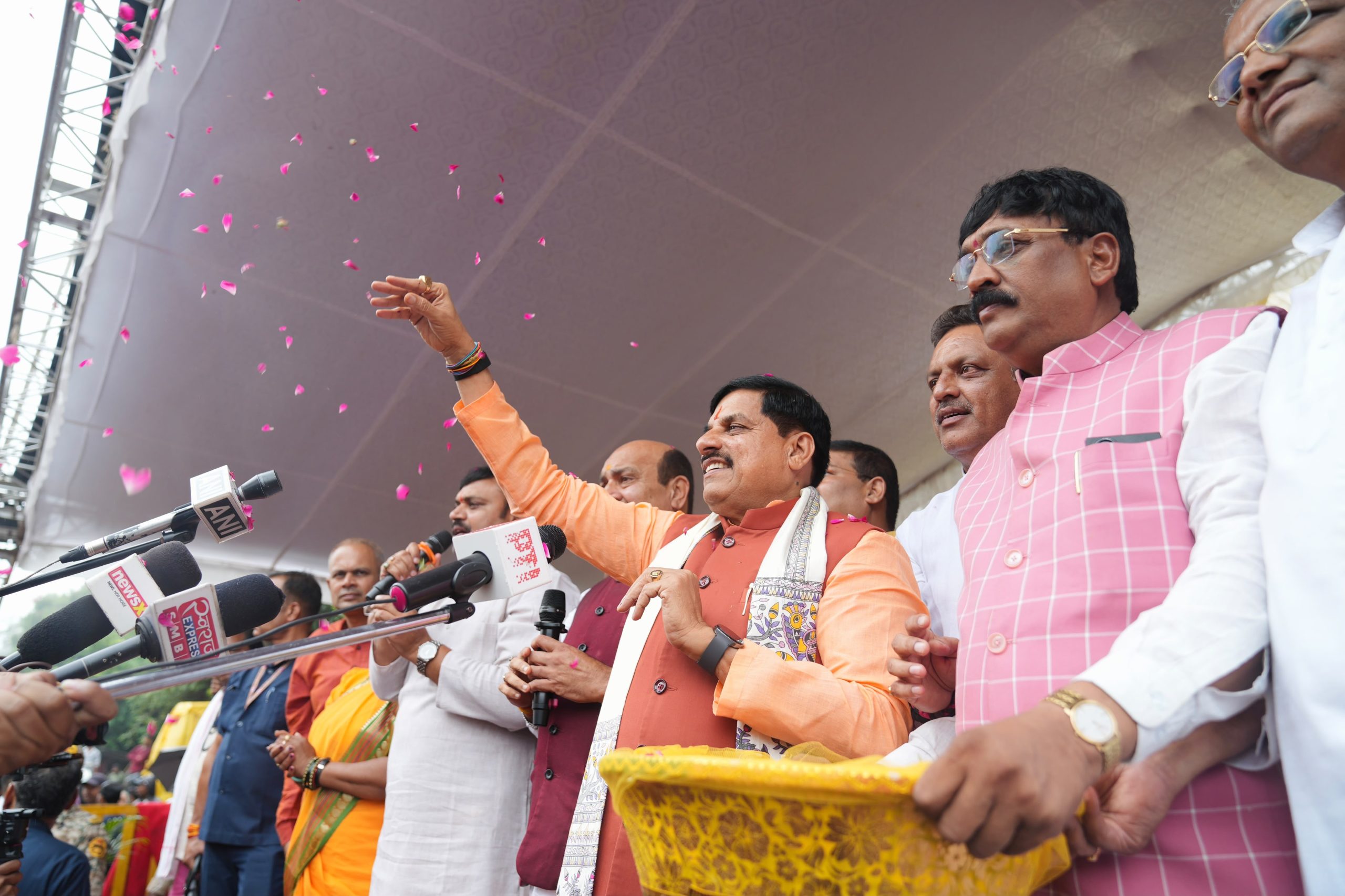 'बोल कांवड़िया, बोल बम...' सीएम मोहन यादव ने कांवड़ियों पर बरसाए फूल, बजाया डमरू