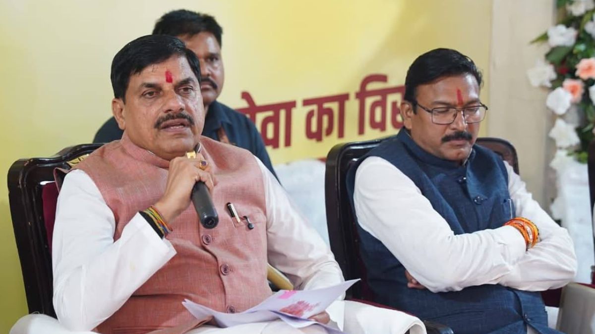 एक्शन मोड में सीएम मोहन यादव, मंच से डिप्टी कलेक्टर समेत 7 अधिकारियों को किया सस्पेंड