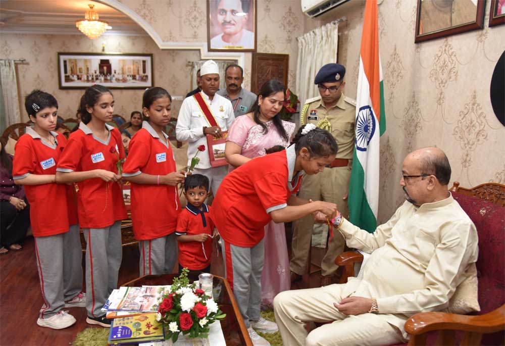 लोक भवन में गूंजा अपनत्व का संदेश, दिव्यांग बच्चों ने राज्यपाल  रमेन डेका को बांधा रक्षा सूत्र