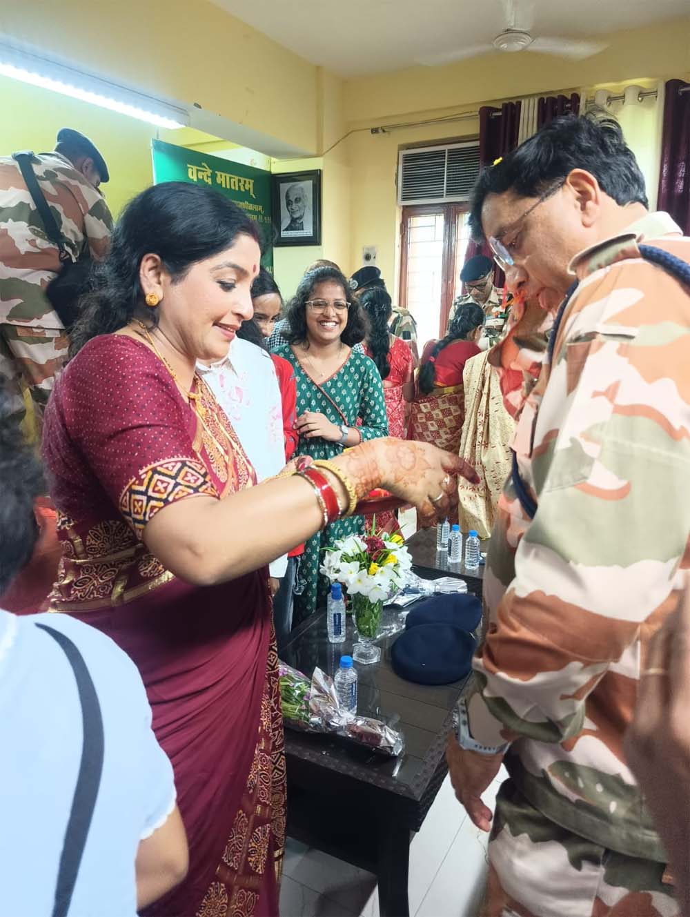 रक्षाबंधन पर आईटीबीपी जवानों को बहनों ने बांधी राखी, भावुक हुए पल