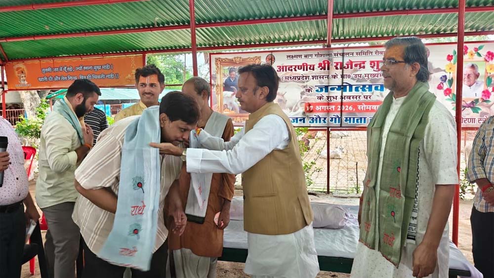 उप मुख्यमंत्री ने जान जोखिम में डालकर गायों की रक्षा करने वाले गौ सेवकों को किया सम्मानित