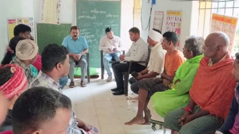 रॉयल्टी में करोड़ों की कमाई, स्कूल में बदहाली: तिरपाल के नीचे पढ़ रहे बच्चे