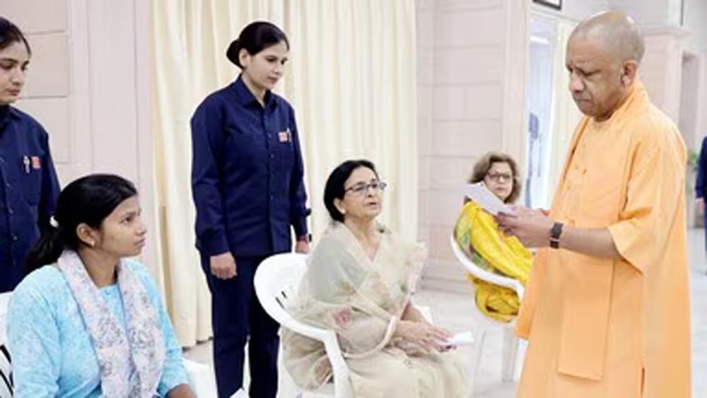 पीड़ितों से खुद मिले सीएम योगी, अधिकारियों को दिए त्वरित समाधान के निर्देश