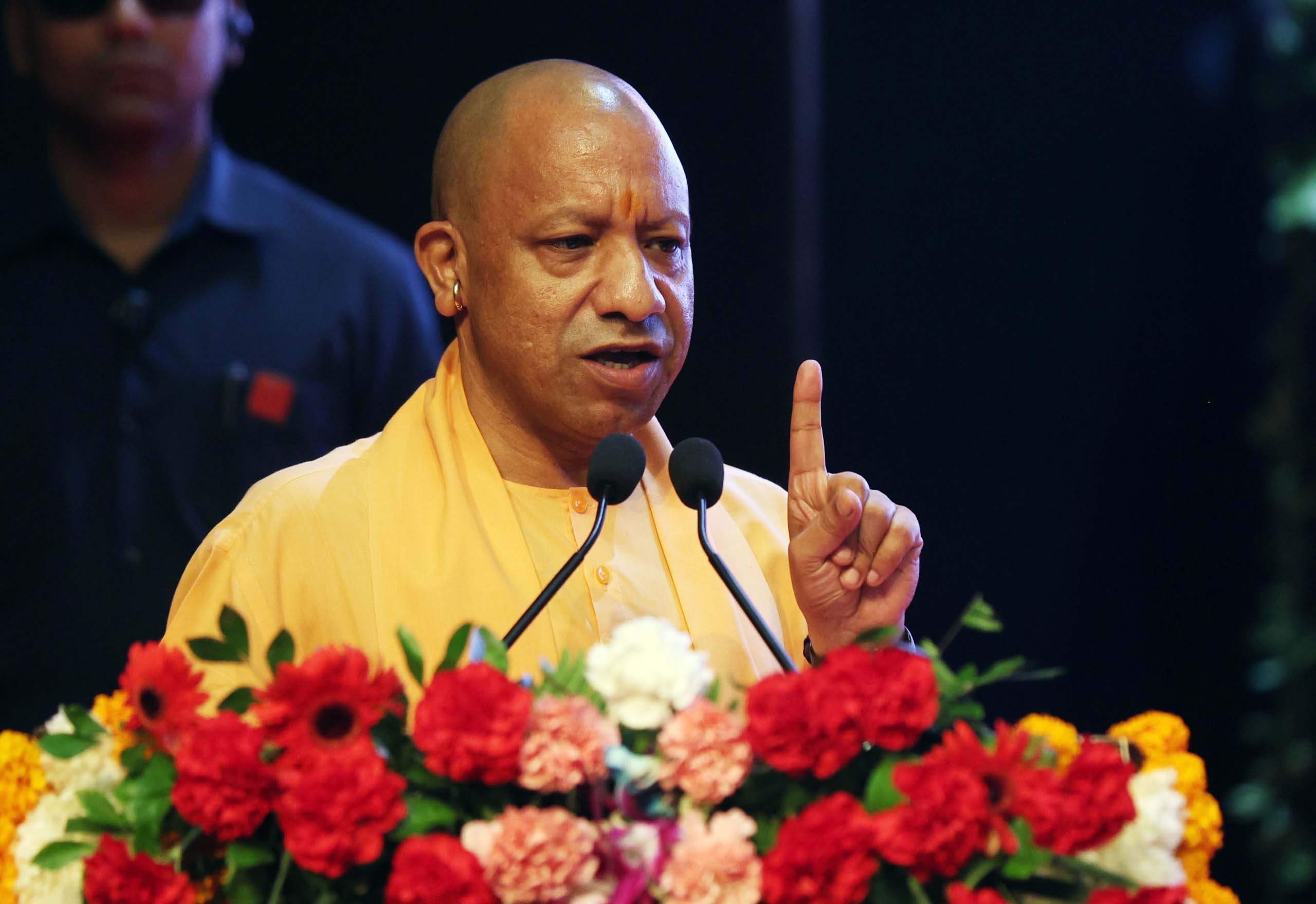लोक भवन में लिपिक संवर्ग सीधी भर्ती-2023 के 912 चयनित अभ्यर्थियों को मुख्यमंत्री योगी ने सौंपे नियुक्ति पत्र