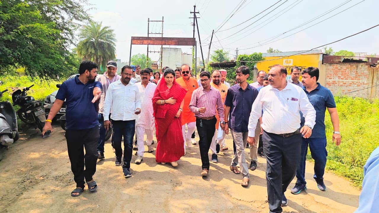 अवधपुरी में सड़कों का निरीक्षण, गड्ढे तुरंत भरने के निर्देश