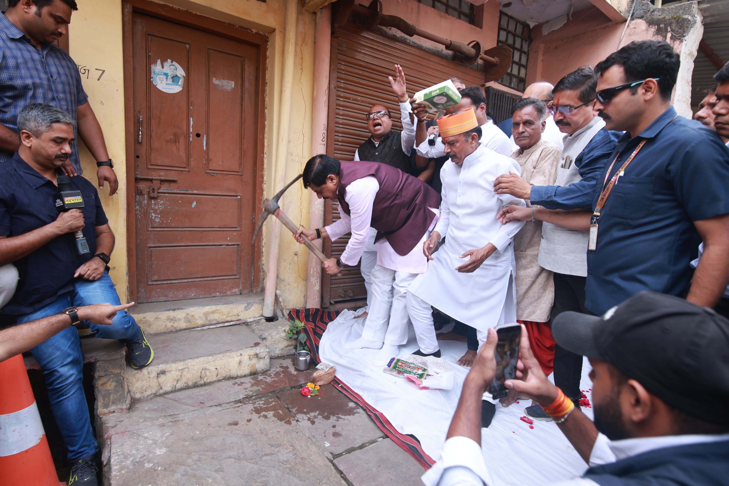 जिस घर में जन्मे, छोटे से बड़े हुए, खेले-कूदे…,’ कहते-कहते भावुक हुए सीएम डॉ. यादव, अपने ही घर पर आखिर क्यों चलाई गैंती?