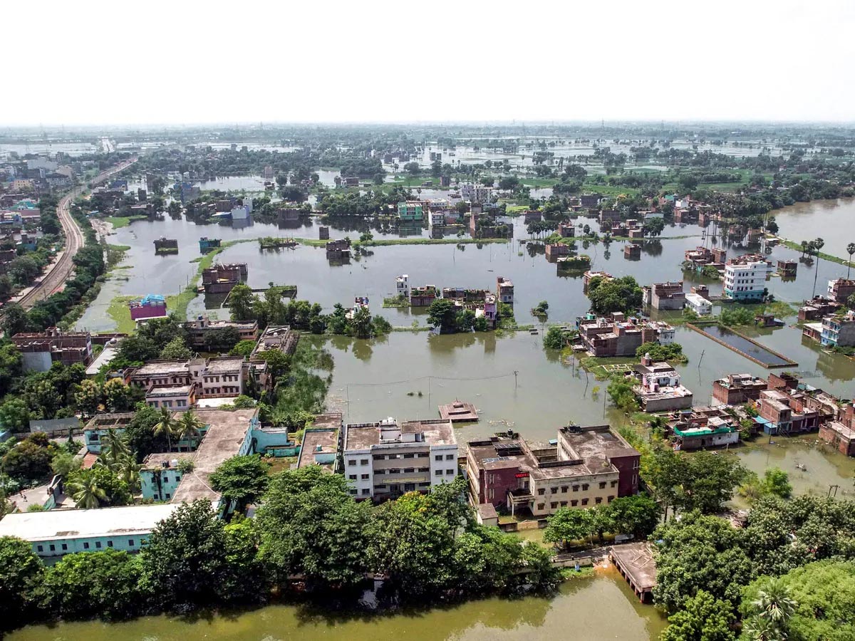 बिहार में बाढ़ से हाहाकार, 34 लाख लोग प्रभावित; हाजीपुर में नाव पलटी, दो लापता