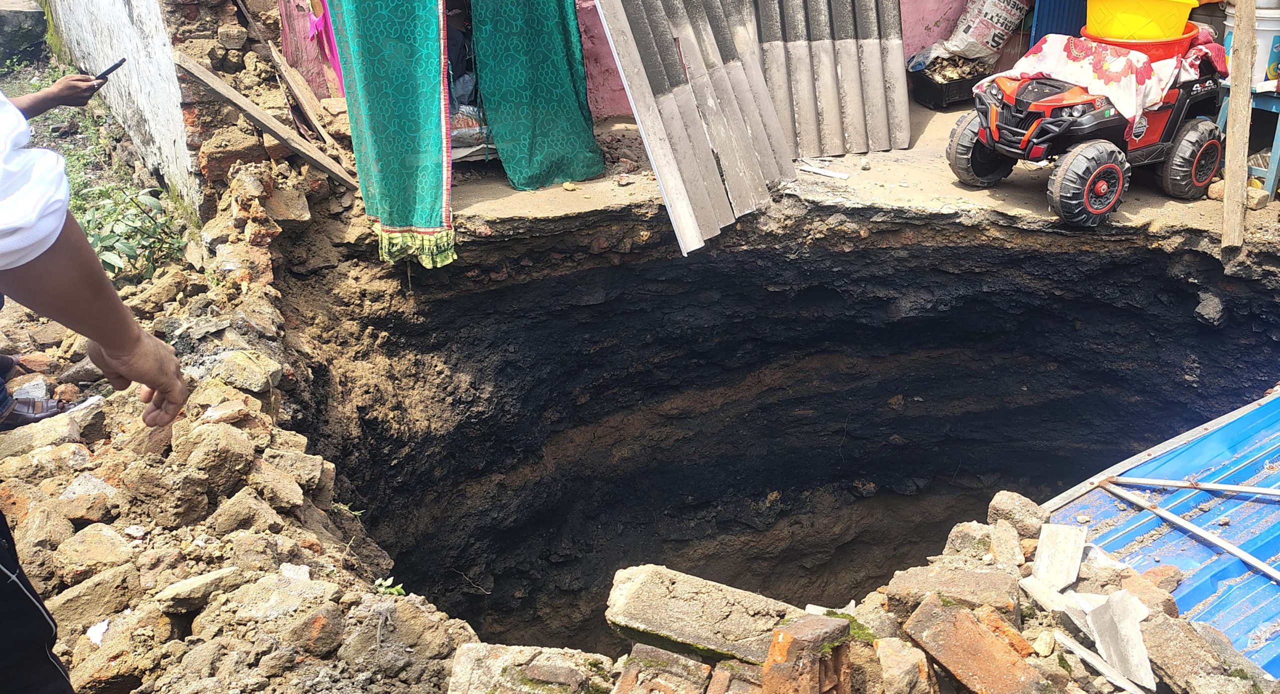 लोयाबाद में अचानक धंसी जमीन, घर हुआ जमींदोज; बाल-बाल बचे महिला और बच्चे
