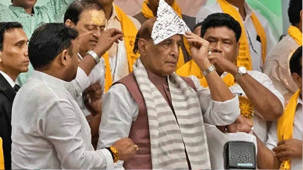राजनाथ सिंह ने स्वागत में मिला चांदी का मुकुट लौटाया, बोले- इसे गरीब बेटी की पायल के लिए इस्तेमाल करें