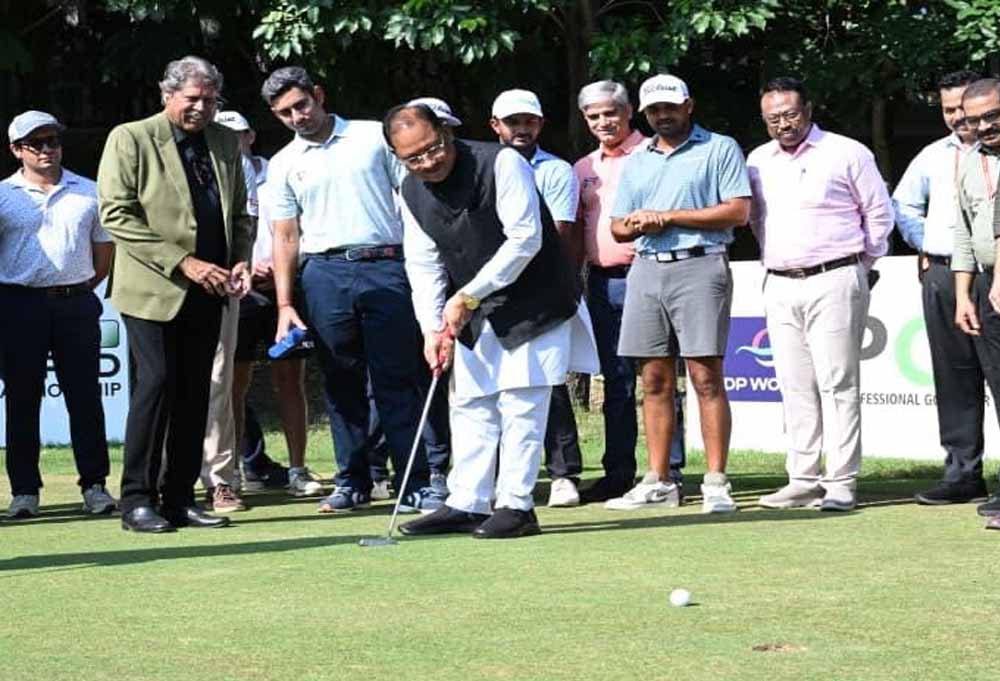 मुख्यमंत्री ने किया ‘डीपी वर्ल्ड नवा रायपुर ओपन 2026’ की ट्रॉफी का अनावरण, गोल्फ में हाथ आजमाकर बढ़ाया खिलाड़ियों का उत्साह