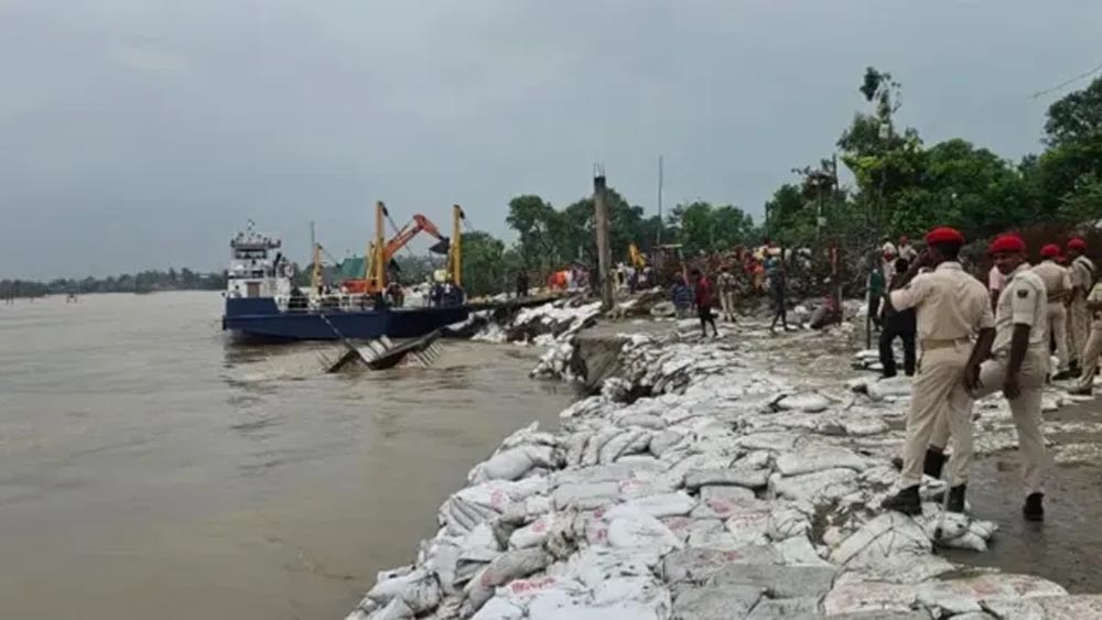 500 मीटर तटबंध ध्वस्त, रेलवे लाइन पर मंडराया खतरा; राघोपुर में स्थायी समाधान की मांग