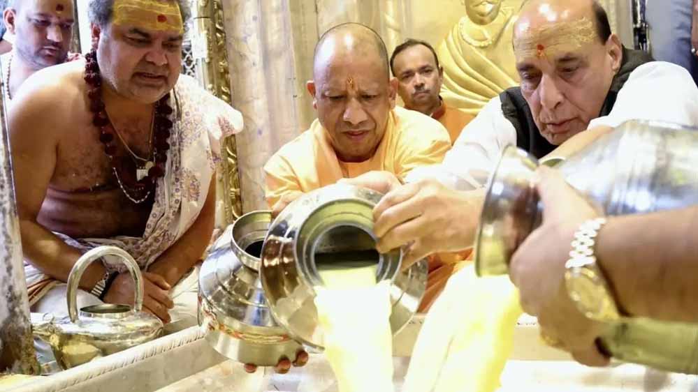 बाबा विश्वनाथ की शरण में पहुंचे रक्षा मंत्री-सीएम, PM मोदी के स्वस्थ जीवन की कामना