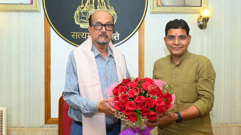 राज्यपाल रमेन डेका से मंत्री टंकराम वर्मा ने की सौजन्य भेंट