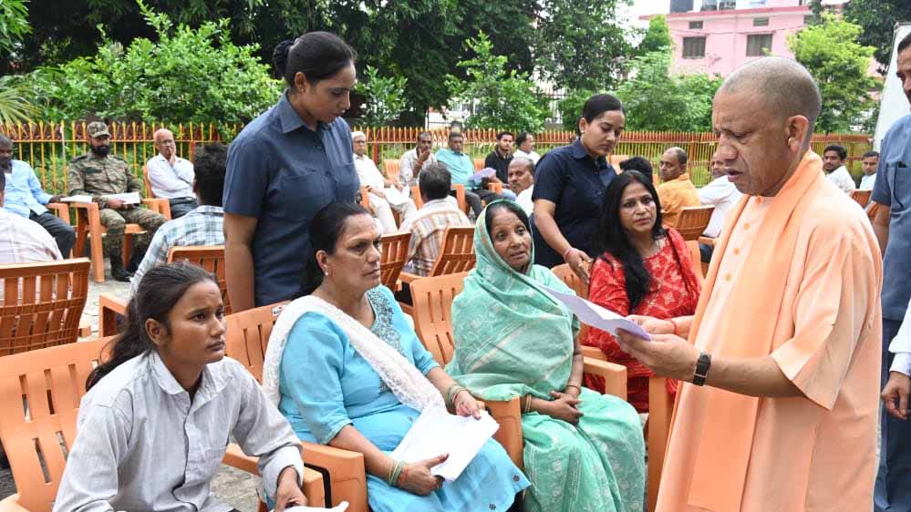 जनता दर्शन में CM योगी ने सुनी 150 लोगों की समस्याएं, दिया मदद का भरोसा