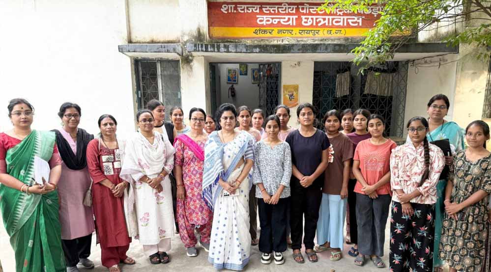 राज्य महिला आयोग अध्यक्ष डॉ. ममता साहू ने किया कन्या छात्रावास का औचक निरीक्षण