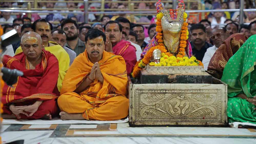 राष्ट्रीय अध्यक्ष बनने के बाद पहली बार उज्जैन पहुंचे नितिन नबीन, धोती पहन महाकाल के किए दर्शन