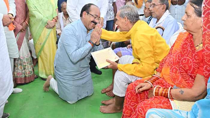 लोरमी में सेवा और सम्मान की मिसाल, अरुण साव ने पेंशनधारियों के पैर धोकर किया अभिनंदन