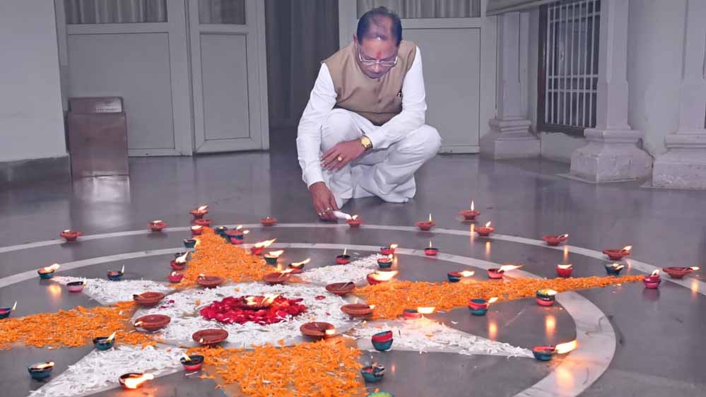 प्रधानमंत्री नरेंद्र मोदी के जन्मदिवस पर CM साय का खास अंदाज, निवास पर प्रज्ज्वलित किया ‘आशीर्वाद का दीया’