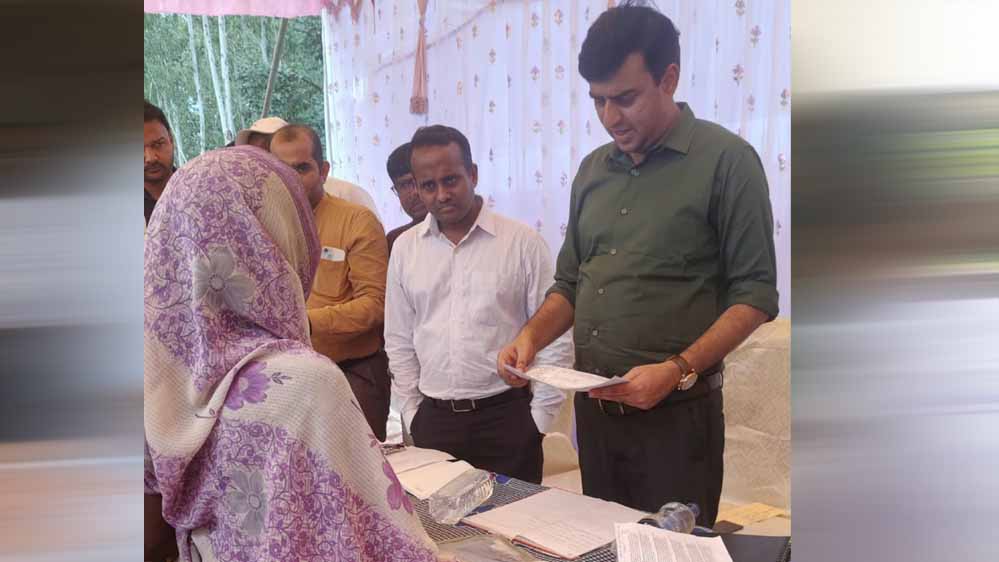 कलेक्टर ने रोजगार सहायक के विरुद्ध कार्यवाही करने के दिए निर्देश