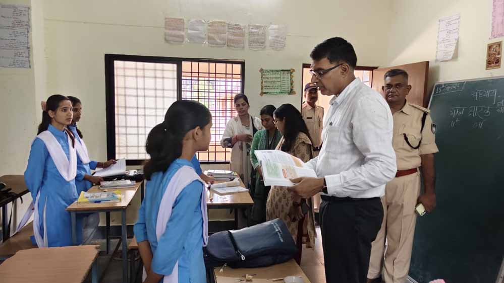 पौधरोपण कर विद्यार्थियों को दें देखभाल की जिम्मेदारी-कलेक्टर