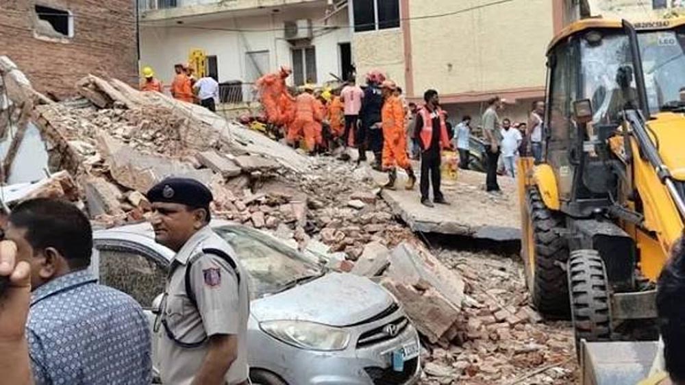 दिल्ली में 5 मंजिला इमारत गिरने से 7 मौतें, CM रेखा गुप्ता के निर्देश पर 5 अफसर निलंबित