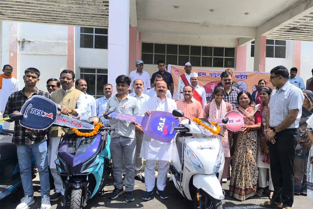 10 मेधावी छात्रों को मिली स्कूटी की सौगात, मुख्यमंत्री स्कूटी योजना के तहत वितरण