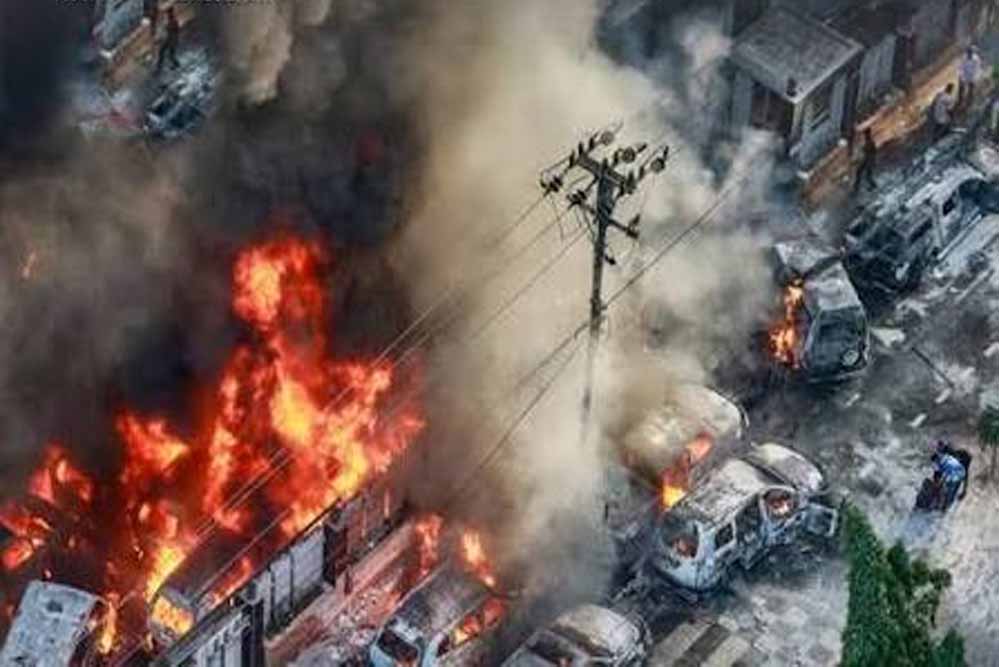 बांग्लादेश में सिलसिलेवार 7 ब्लास्ट से सनसनी, 200 स्थानों पर देसी बमों का खौफ