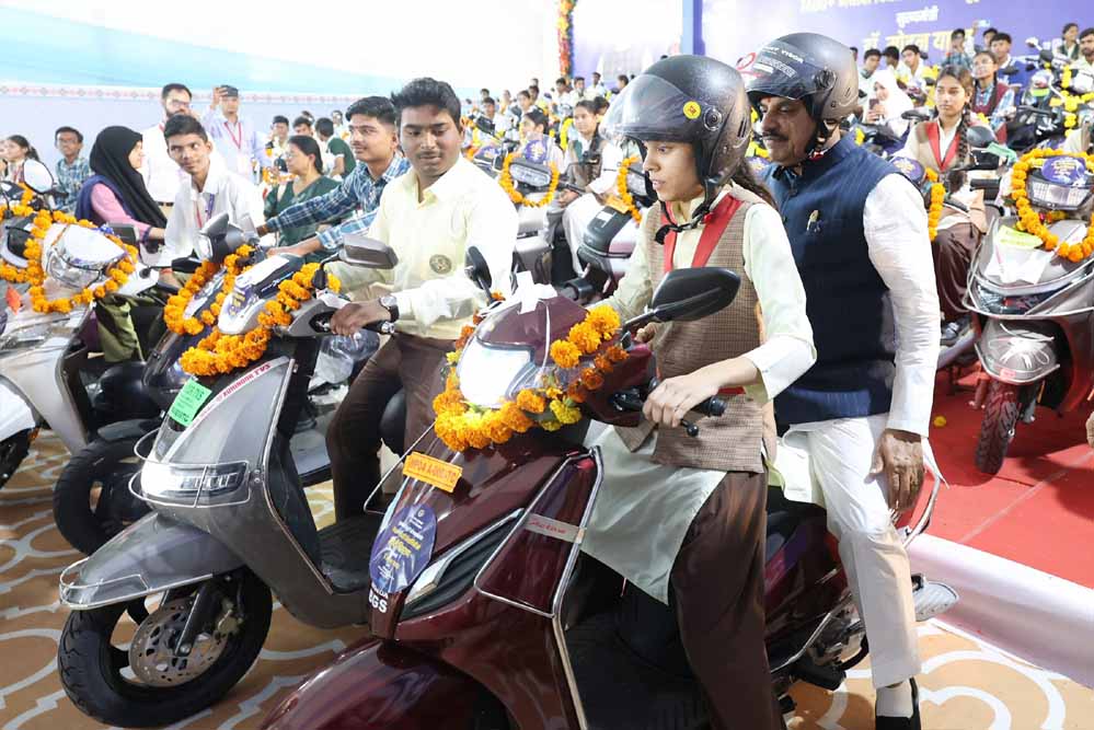 7,400+ मेधावी छात्रों को मिली ई-स्कूटी, छात्रा के साथ स्कूटी पर सवार हुए CM मोहन यादव