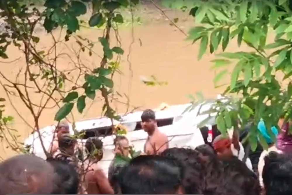 बगलामुखी मंदिर दर्शन को गए 8 श्रद्धालुओं की मौत, नाले में गिरी कार