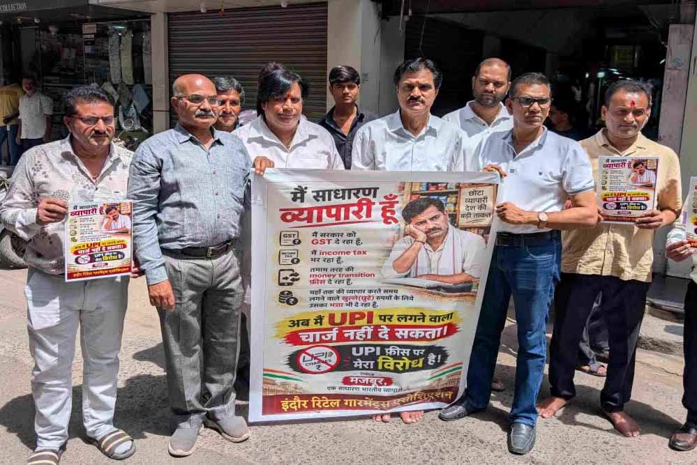 UPI चार्ज को लेकर इंदौर में व्यापारी नाराज, दुकानों पर पोस्टर; कांग्रेस ने सरकार पर साधा निशाना