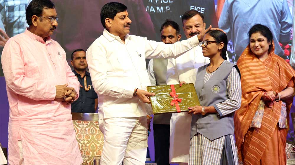 CM का छात्रों को सफलता मंत्र, 1.21 लाख विद्यार्थियों को मिली राशि; 10 बच्चों को लैपटॉप भी दिए